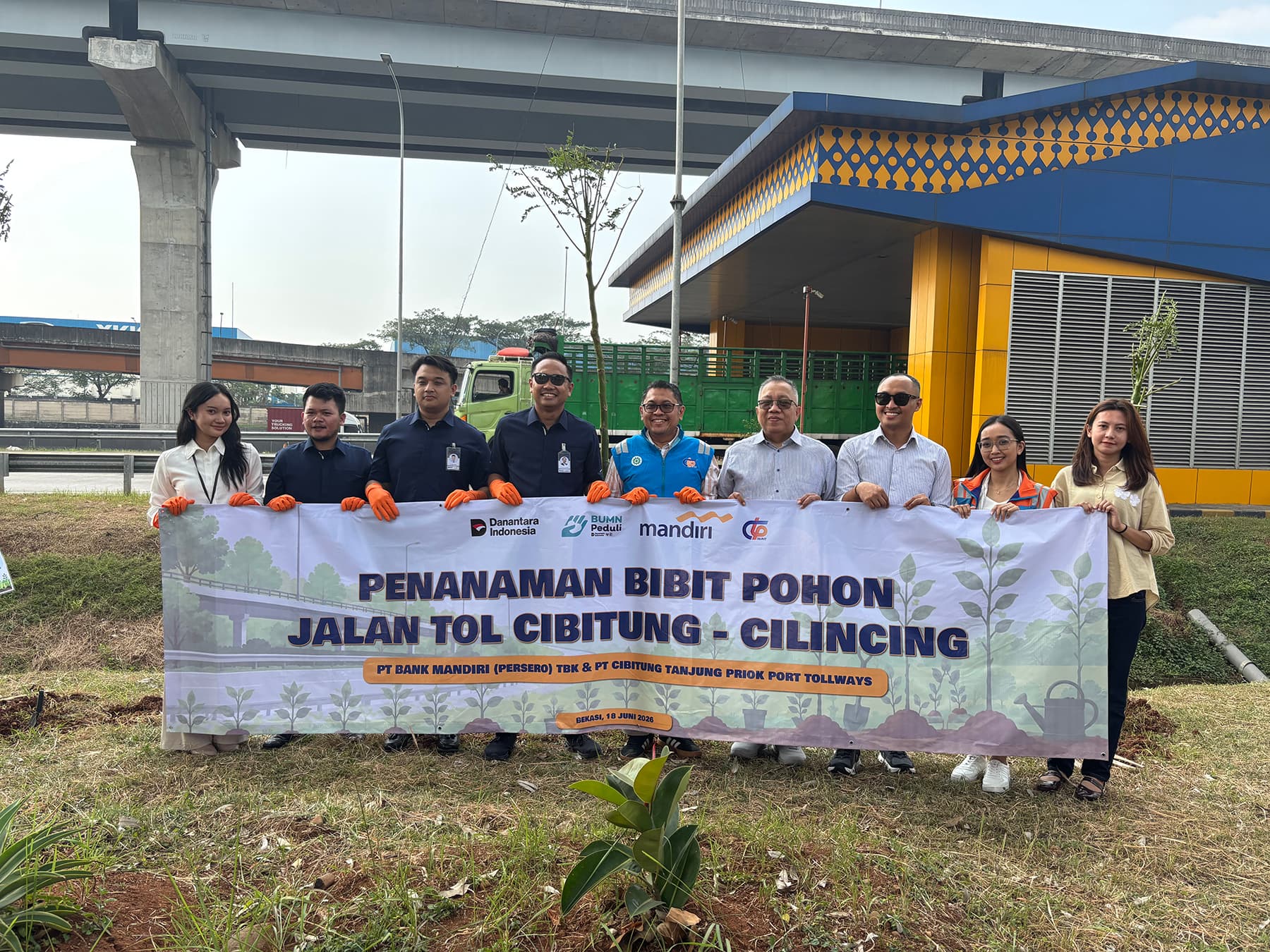 PT CTP Tollways dan Bank Mandiri Tanam Bibit Pohon di Ruas JTCC